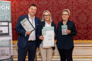 Im Bild v.l.n.r.: Michael Stein (Herausgeber/Verleger medianet),  Ursula Polster (Casa Luisa – Sonderpreisträgerin Neueröffnung), Anna M. Del Medico (Autorin)