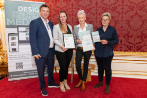 Im Bild v.l.n.r.: Michael Stein (Herausgeber/Verleger medianet),  Claudia Gleichweit und Melanie Moser (Moser Raumausstattung), Anna M. Del Medico (Autorin)