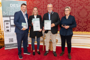 Im Bild v.l.n.r.: Michael Stein (Herausgeber/Verleger medianet), Rebecca und Josef Schett (Villgrater Natur Produkte), Anna M. Del Medico (Autorin)