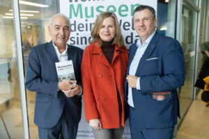 Im Bild v.l.n.r.: Germanos Athanasiadis (Herausgeber medianet), Bettina Leidl, ICOM Vizepräsidentin und Direktorin des MuseumsQuartier Wien), Michael Stein (medianet) Auftraggeber