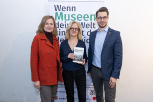 Im Bild v.l.n.r.: Bettina Leidl, ICOM Vizepräsidentin und Direktorin des MuseumsQuartier Wien), Doris Rothauer (Autorin Museums Guide inklusiv), Michael Brönner (Country Manager Mastercard Österreich)